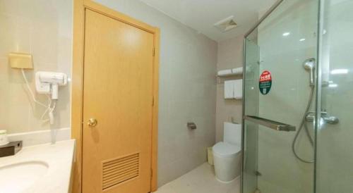 Ένα μπάνιο στο GreenTree Inn High-tech Zone Shandong University Bathing Beach Hotel
