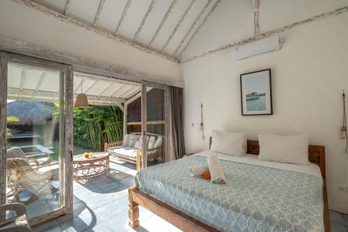 1 dormitorio con 1 cama y patio en Samudra Damai - Luxury and Peaceful in the Heart of Bingin - 3 Exclusive Villas, en Uluwatu