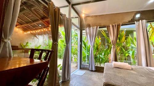 Ruang duduk di Small quiet private house