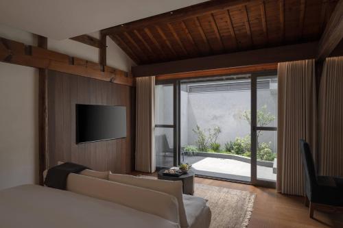 Una televisión o centro de entretenimiento en Huanghsan SU House