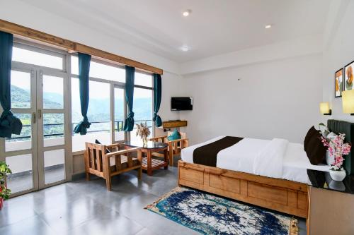 una camera da letto con un letto, una scrivania e una finestra di Townhouse Pelling Kanchenjunga Mountain View a Pelling