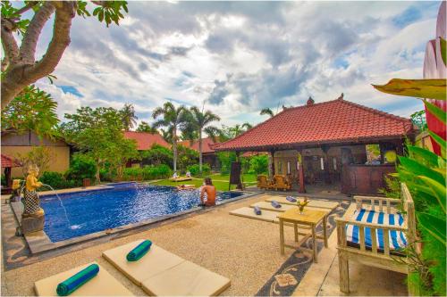 The swimming pool at or close to Kubuku Eco Dive Lodge and Yoga