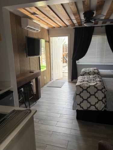 TV/trung tâm giải trí tại Keese's Cottages by the Ocean