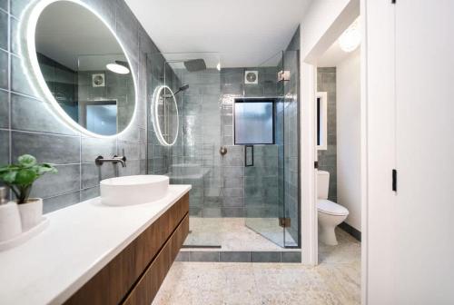 Vannituba majutusasutuses TAHUNA LAKEFRONT LUXURY, Central Location