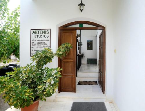 Η πρόσοψη ή η είσοδος του Artemis Studios