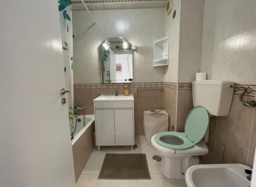 Sunny Stay in Portimão, Walk to Marina, Beach and Nightlife
