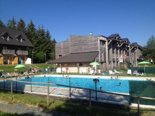 Swimming pool sa o malapit sa Résidence Le Bois de la Reine