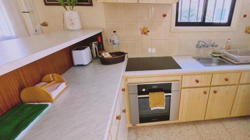 eine Küche mit Spüle und Herd oberen Backofen in der Unterkunft STAY Sea Gem Apartment in Meneou