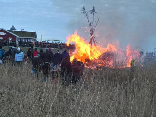 a fire in a field with a crowd of people at Nordsee-1 in Vollerwiek