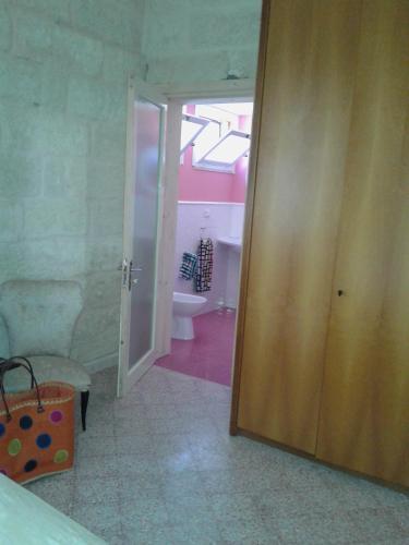 an open door to a bathroom with a toilet at Le Calle in Vignacastrisi