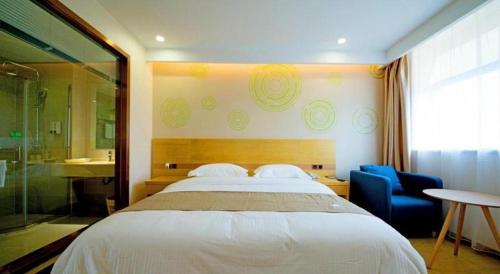 Una cama o camas en una habitación de GreenTree Inn Zhangjiagang Yangshe Old Street Stadium