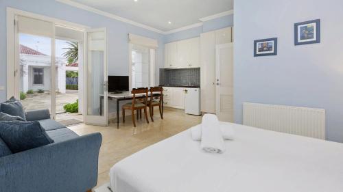 Телевизор и/или развлекательный центр в Marble Sands Beachside Stay at Rye