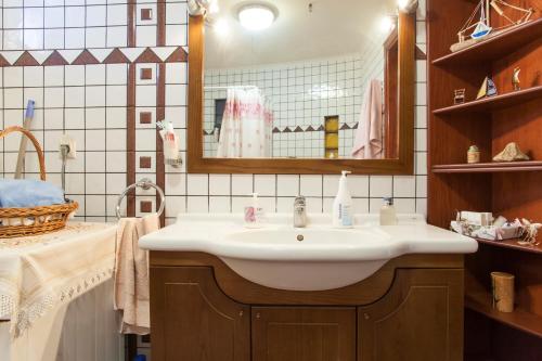 A bathroom at Villa Antikleia