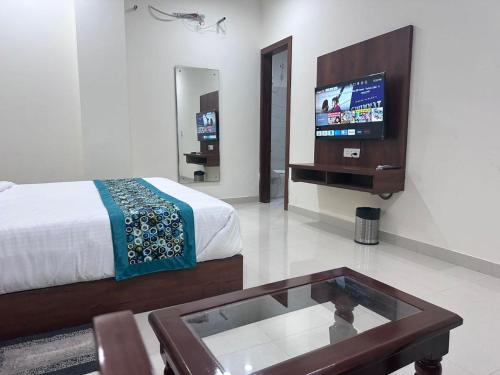 Μια τηλεόραση ή/και κέντρο ψυχαγωγίας στο Hotel Heritage Grand Bathinda # Parking # A Beautiful Property