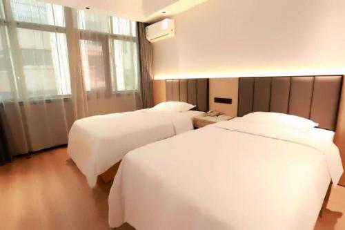 Ένα ή περισσότερα κρεβάτια σε δωμάτιο στο GreenTree Inn Maanshan Hanshan District Jiuwu Square Hotel