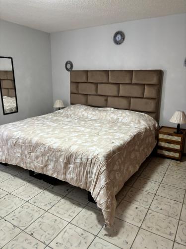 Postel nebo postele na pokoji v ubytování Casa grande céntrica con alberca