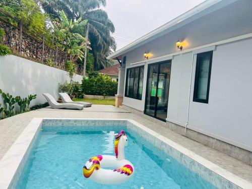 にあるMTM Pool Villaの家の隣のプールにいる白鳥