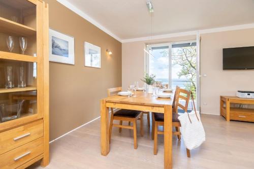 TV i/ili multimedijalni sistem u objektu Sassnitz - Balkon mit Meerblick, Sauna, Kamin - FeWo Südwarts