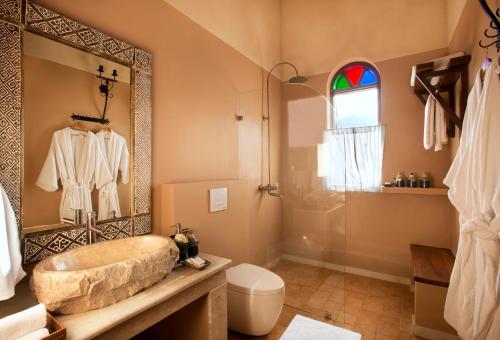 馬德史瓦的住宿－The Orchard at Peora Estates，带浴缸、水槽和镜子的浴室