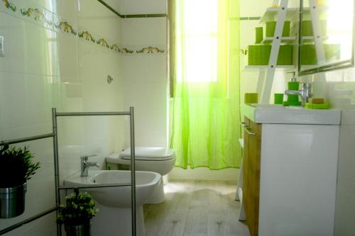ein Bad mit einem WC und einem Waschbecken in der Unterkunft Orange Garden in Agropoli