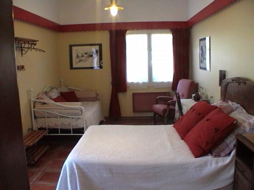 - une chambre avec 2 lits et un lit bébé dans l'établissement La Corraliere Chambres d'Hôtes, à Nègrepelisse