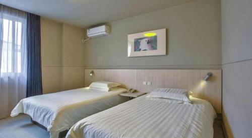 Cama o camas de una habitación en Jinjiang Inn Taizhou Huangyan Jiufeng Park