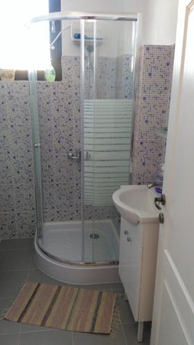 コンスタンツァにあるRomantic Tomis Mamaiaのバスルーム(シャワー、シンク付)
