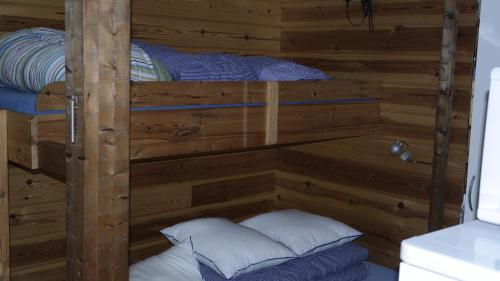 kilka łóżek piętrowych w drewnianym pokoju w obiekcie Gånarps backaväg 39 w mieście Tåstarp