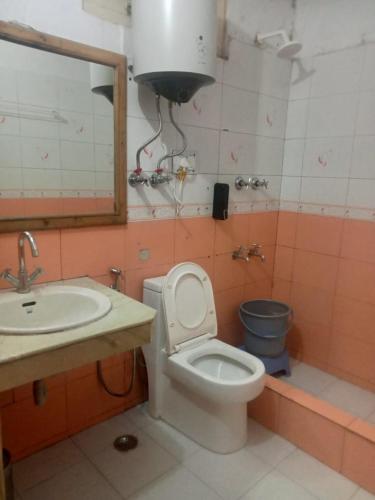 Un baño de Hotel Girish Inn