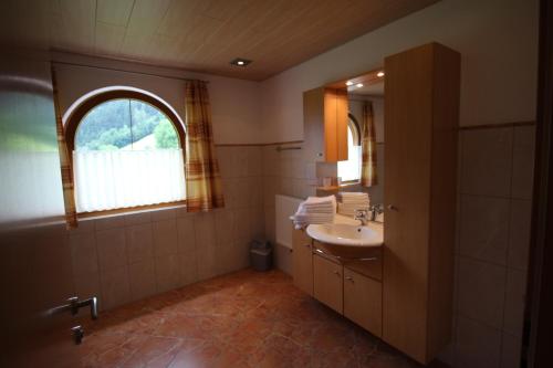 y baño con lavabo y espejo. en Haus Annemarie Schiestl, en Zell am Ziller