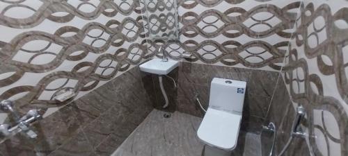 Ένα μπάνιο στο Hotel O Royal Inn Hotel And Banquet