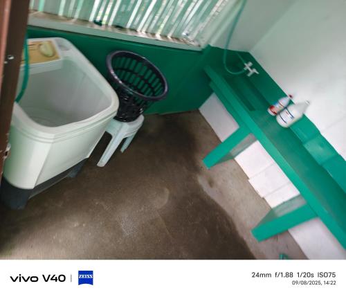 une salle de bain avec toilettes et baignoire dans l'établissement Marilou Guesthouse, à Île Bantayan
