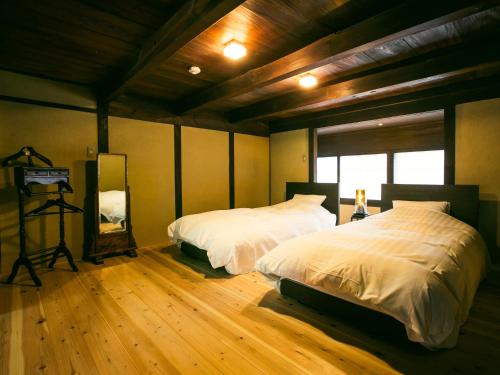 Postel nebo postele na pokoji v ubytování Tatsuno Castle Town Machiya Villa Kurasu
