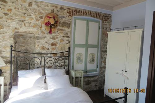 Una cama o camas en una habitación de Kokkymelon
