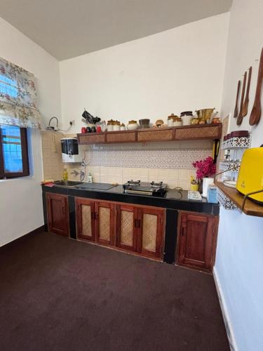 Η κουζίνα ή μικρή κουζίνα στο hans farmstay bir