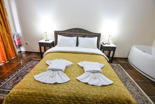 Кровать или кровати в номере Hotel Iliovasilema