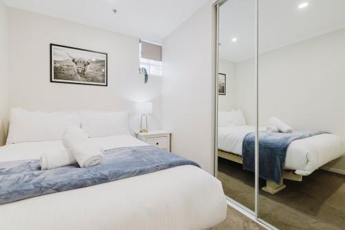 Postel nebo postele na pokoji v ubytování Modern Stay in the Heart of Melbourne