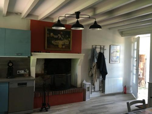 - un salon avec une cheminée et deux lumières dans l'établissement Fleur House, à Teloché