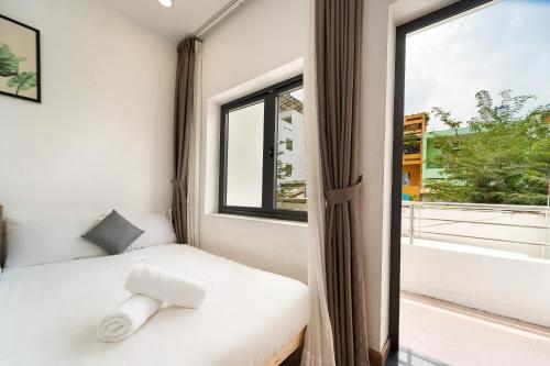 a bedroom with a bed and a window at Daisy House Near Bui Vien - Self Checkin in Ho Chi Minh City