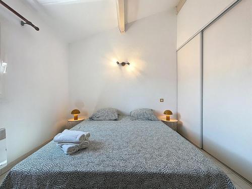 Ένα ή περισσότερα κρεβάτια σε δωμάτιο στο Villa Mélias - Maison à deux minutes de la plage - Climatisation et Wifi