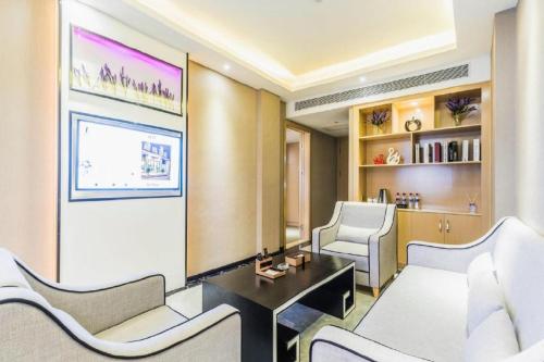 a living room with two chairs and a table at Lavande Hotel Zhaoqing government Dinghu Mountain Scenic Spot in Zhaoqing