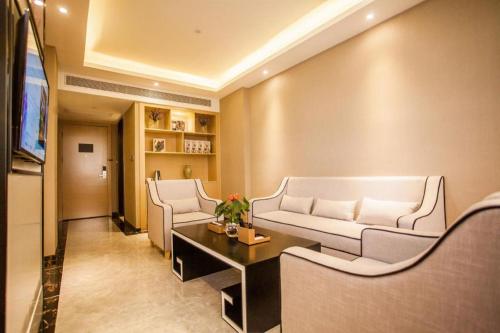 a living room with a couch and a table at Lavande Hotel Zhaoqing government Dinghu Mountain Scenic Spot in Zhaoqing