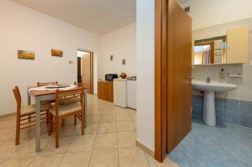 a kitchen and dining room with a table and a sink at Agriturismo Antica Fonte in Rosignano Marittimo