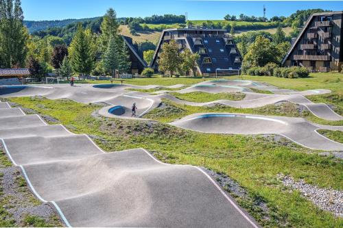an overhead view of a skate park with ramps at Grand Studio Terrasse Plein Sud in Montclar