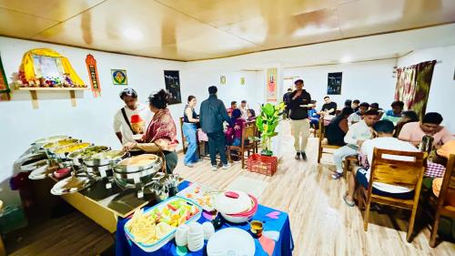 ハンダルにあるThe Lossar Residencyの食物を持つ一団