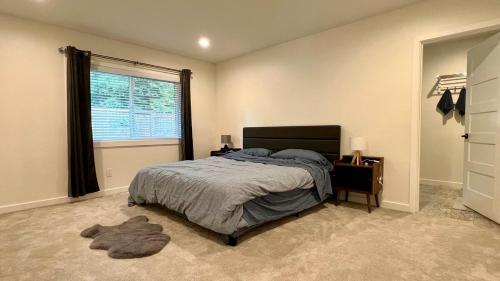 a bedroom with a bed and a window at Seattle Maple Haven in Wedgwood in Seattle