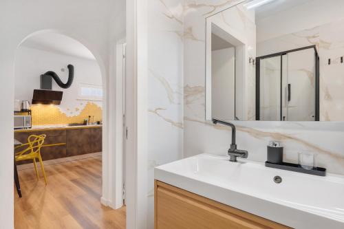 a bathroom with a sink and a mirror at Honey Home With Parking in Laives