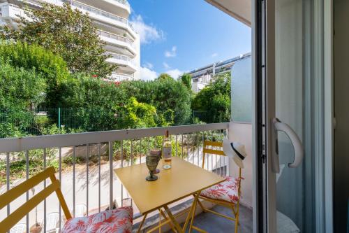 1-Br Apartment Quiet Setting Near City Center