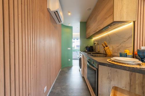 1-Br Apartment Quiet Setting Near City Center