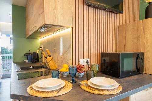 1-Br Apartment Quiet Setting Near City Center